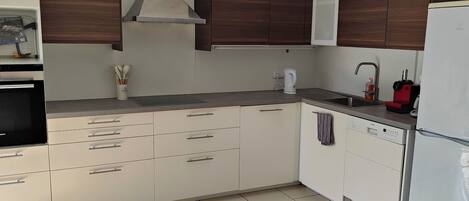 Refrigerador, microondas, horno y parrilla de estufa