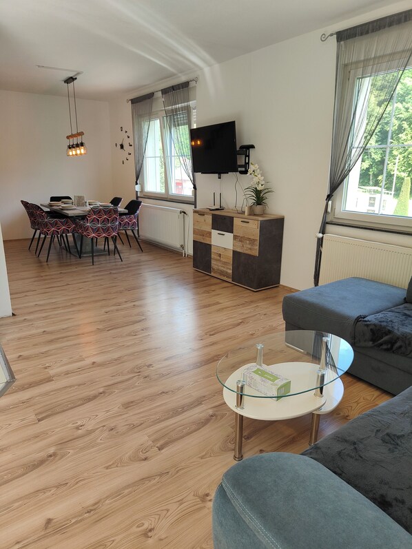 Smart TV, books - Spacious, newly renovated apartment in southern Burgenland with its own balcony! (Oberdrosen)