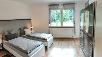 2 bedrooms, iron/ironing board, travel cot, free WiFi