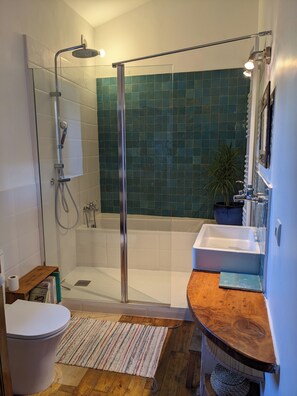 Dusche, Haartrockner, Handtücher