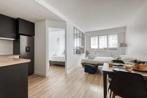 1 slaapkamer, een strijkplank/strijkijzer, wifi, beddengoed