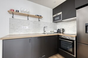 Een koelkast, een microgolfoven, een oven, een vaatwasser