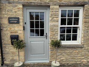 Exterior detail - Wishbone Cottage in the Cotswolds (Fairford)