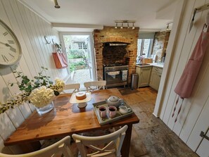 Dining - Wishbone Cottage in the Cotswolds (Fairford)