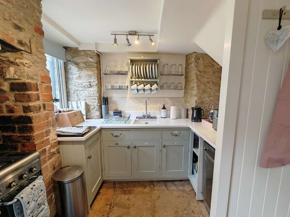 Fridge, microwave, oven, stovetop - Wishbone Cottage in the Cotswolds (Fairford)