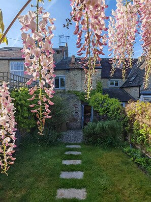 Property grounds - Wishbone Cottage in the Cotswolds (Fairford)