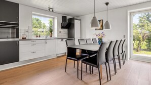 Et moderne køkken med spiseplads.
