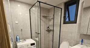 Dusche, Handtücher, Seife, Toilettenpapier