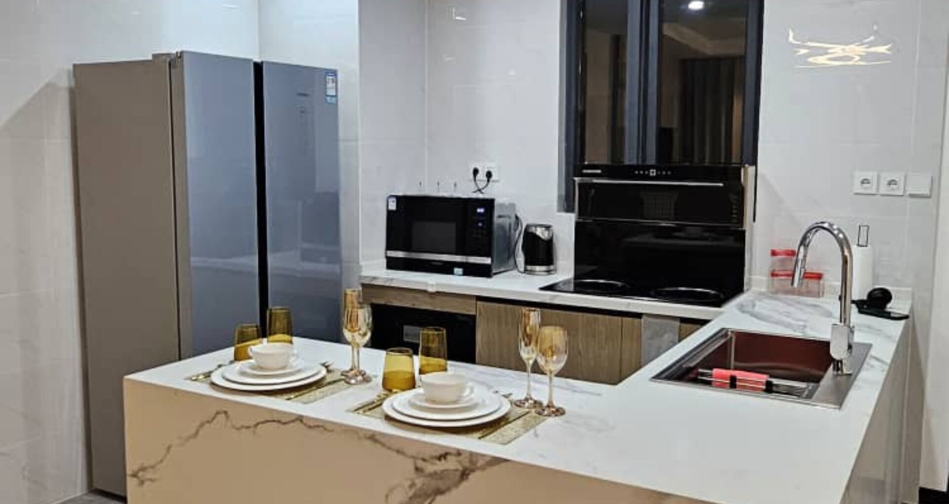 Réfrigérateur, micro-ondes, four, plaque de cuisson