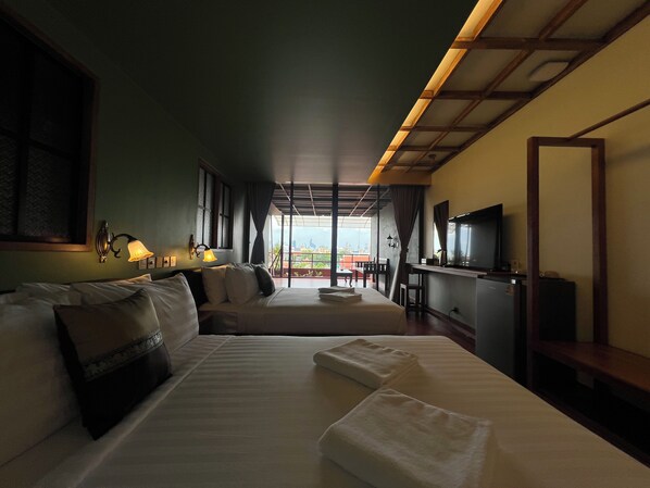 Classic Quadruple Room, City View | Free WiFi - Cha Na Stay at Merry V (Bangkok)