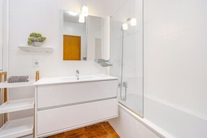 Secador de cabelo, toalhas de banho