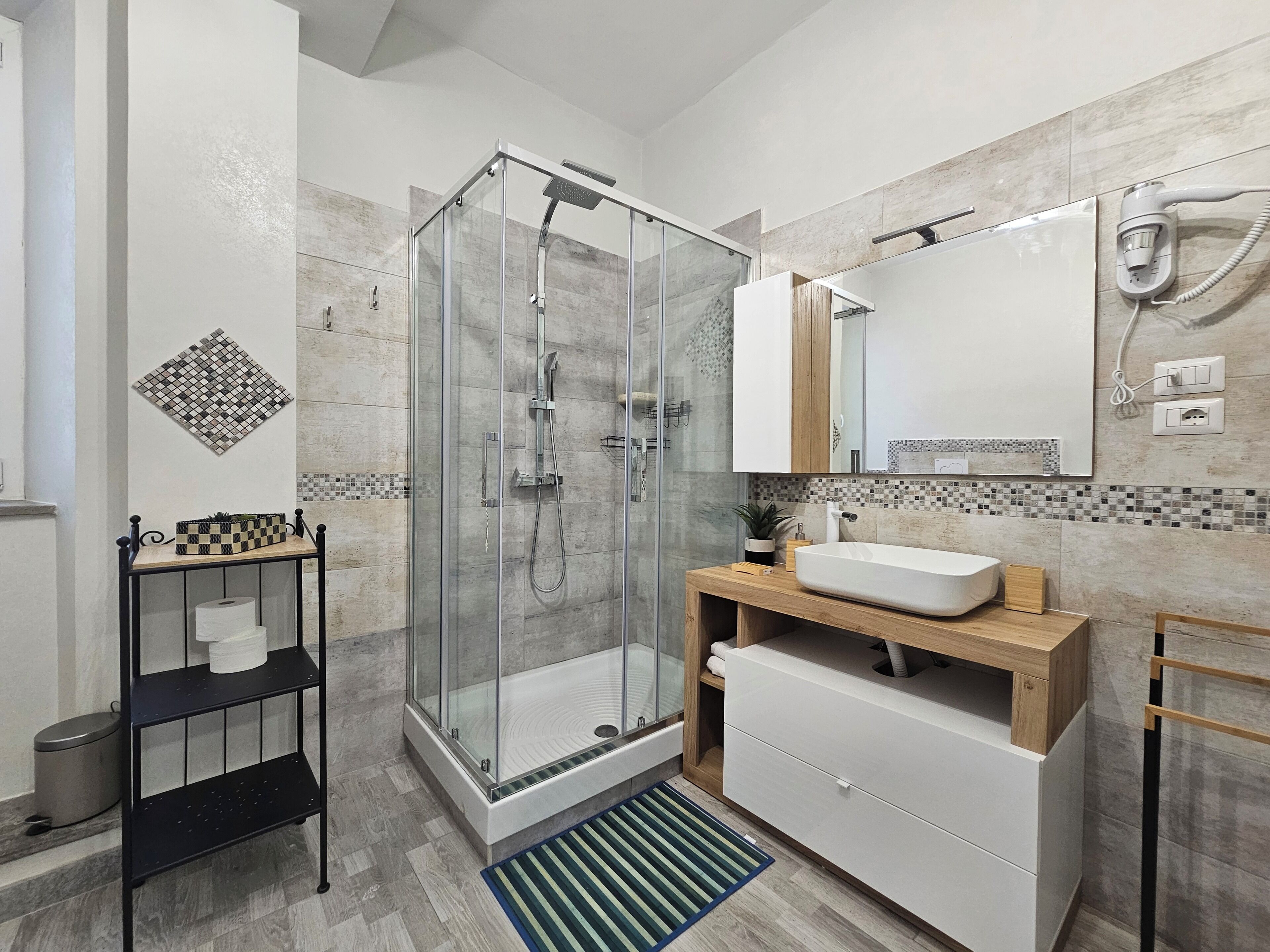 Douche, sèche-cheveux, bidet, serviettes fournies