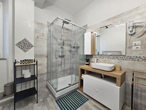 Dusche, Haartrockner, Bidet, Handtücher