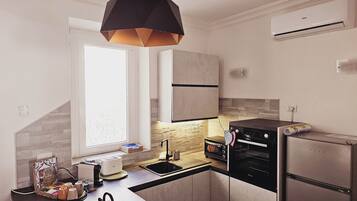 Kühlschrank, Mikrowelle, Ofen, Herdplatte