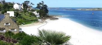 Lovely holiday home 5 mins walk from beautiful white sand beaches