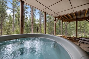 A hot tub with a view of a forest. - Flatiron Lodge, Hottub, Secluded (Lead)