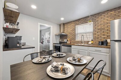 Fun 3 bedroom, 1 bath  Cottage close to Monument and downtown!