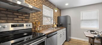Fun 3 bedroom, 1 bath  Cottage close to Monument and downtown!