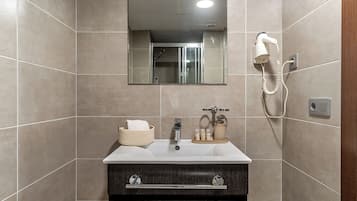 Een douche, een haardroger, handdoeken