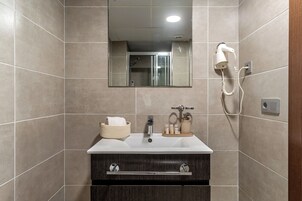 Ducha, secador de pelo y toallas