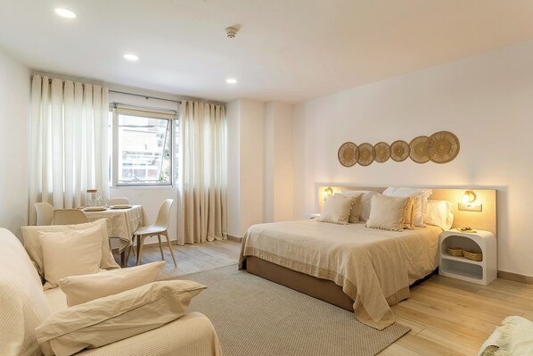 1 habitación, decoración personalizada, escritorio y cortinas blackout 