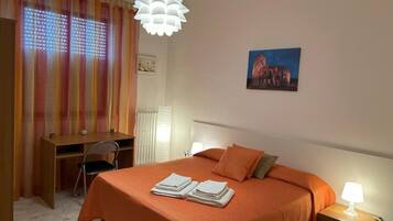 2 habitaciones, escritorio y tabla de planchar con plancha