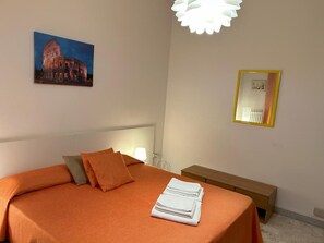 2 chambres, bureau, fer et planche à repasser, lit de bébé portatif