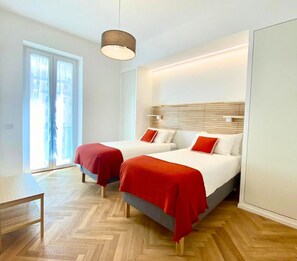 3 sovrum, skrivbord, strykjärn/strykbräda och resesäng