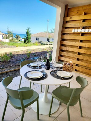 Outdoor dining - A sunny life (Linguizzetta)