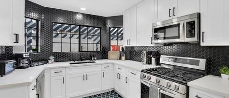 Kühlschrank, Mikrowelle, Ofen, Herdplatte