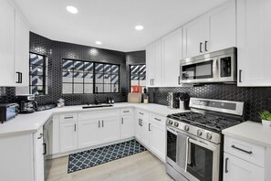 Réfrigérateur, micro-ondes, four, plaque de cuisson