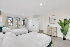 4 bedrooms, desk, iron/ironing board, WiFi - Spectacular Vegas Getaway w/ Pool, 8 min to Strip! (Las Vegas)
