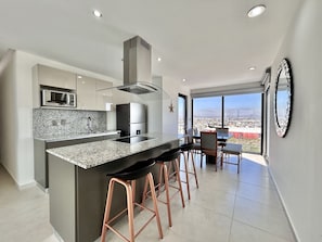 Fridge, microwave, stovetop, cookware/dishes/utensils - Altomare hermoso depa con vista al mar (Mazatlán)