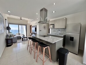 Frigorífico, microondas, placa de cocina y utensilios de cocina