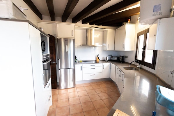 Kühlschrank, Mikrowelle, Ofen, Geschirrspüler