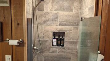 Een douche, een haardroger, handdoeken, zeep