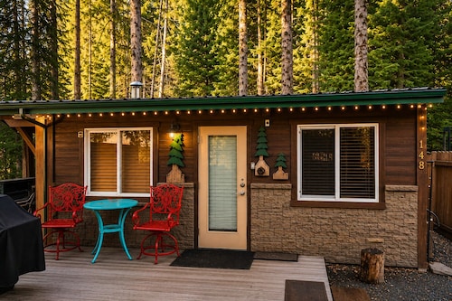 Romantic Small Cabin in the Woods. Fireplace,Hot tub,A/C,Firepit,WiFi, Mt Rainer