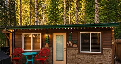 Romantic Small Cabin in the Woods. Fireplace,Hot tub,A/C,Firepit,WiFi, Mt Rainer