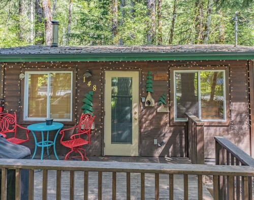 Romantic Small Cabin in the Woods. Fireplace,Hot tub,A/C,Firepit,WiFi, Mt Rainer