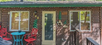 Romantic Small Cabin in the Woods. Fireplace,Hot tub,A/C,Firepit,WiFi, Mt Rainer