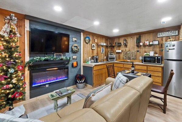 Interior - Romantic Small Cabin in the Woods. Fireplace,Hot tub,A/C,Firepit,WiFi, Mt Rainer (Ashford)