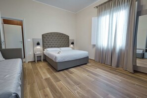 Deluxe Quadruple Room, Multiple Beds | Minibar, desk, laptop workspace, free WiFi - aMare (Giulianova)