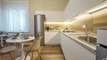 Frigobar, microondas y utensilios de cocina
