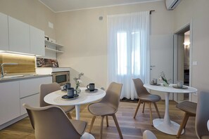 Mini réfrigérateur, micro-ondes