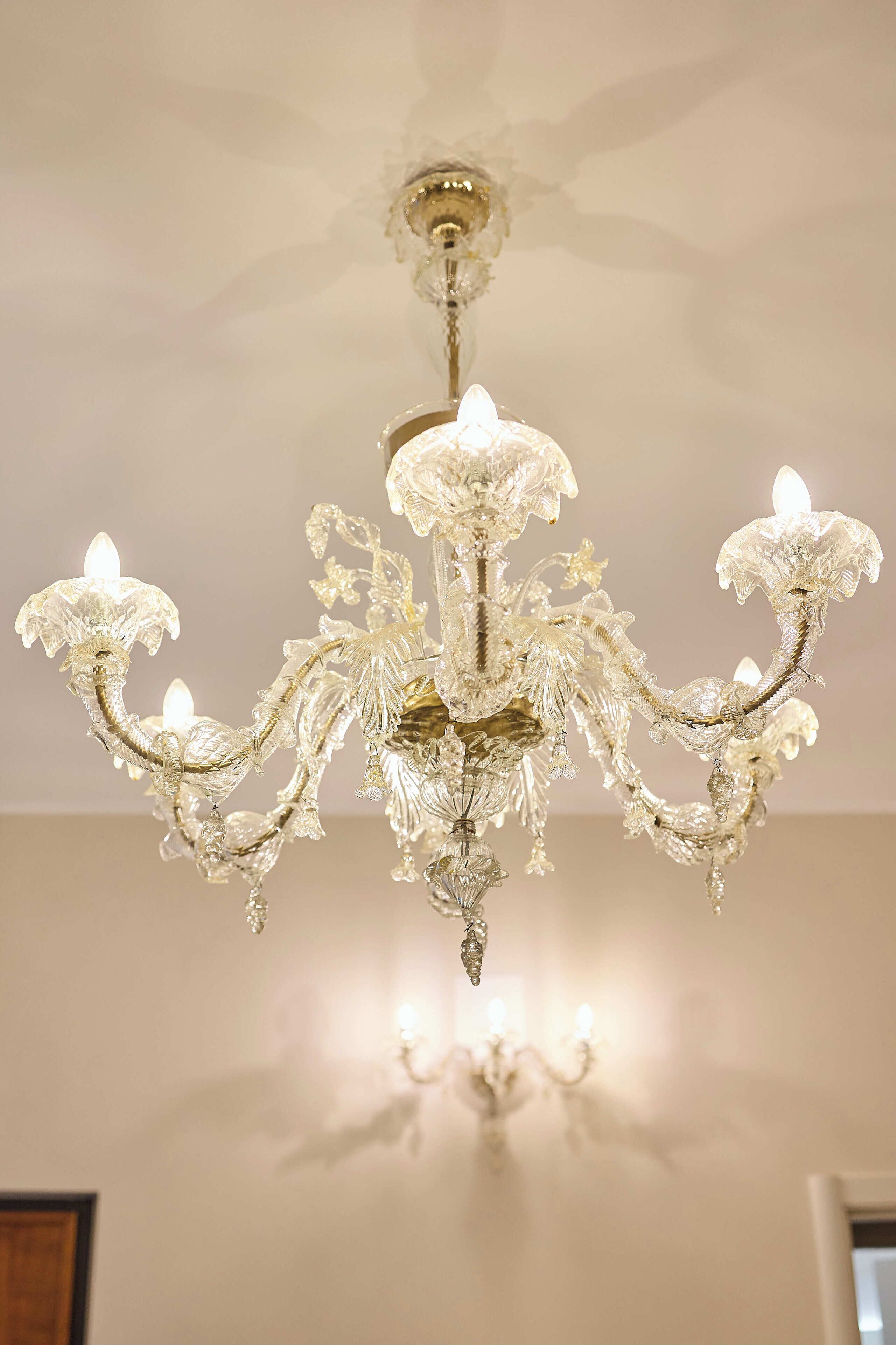 Un candelabro con múltiples brazos y luces que parecen velas.