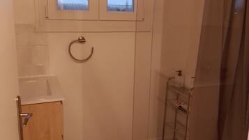 SĂšche-cheveux, serviettes fournies, savon, papier toilette