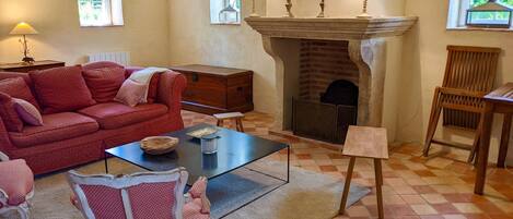 Smart-TV, Kamin, Bücher, Computerbildschirme