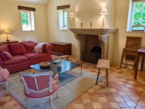 Smart-TV, Kamin, Bücher, Computerbildschirme