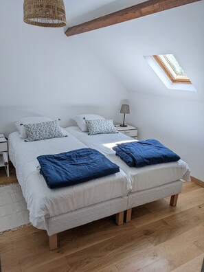 3 bedrooms, desk, iron/ironing board, free WiFi