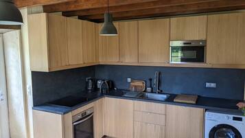 Een koelkast, een magnetron, een oven, een kookplaat